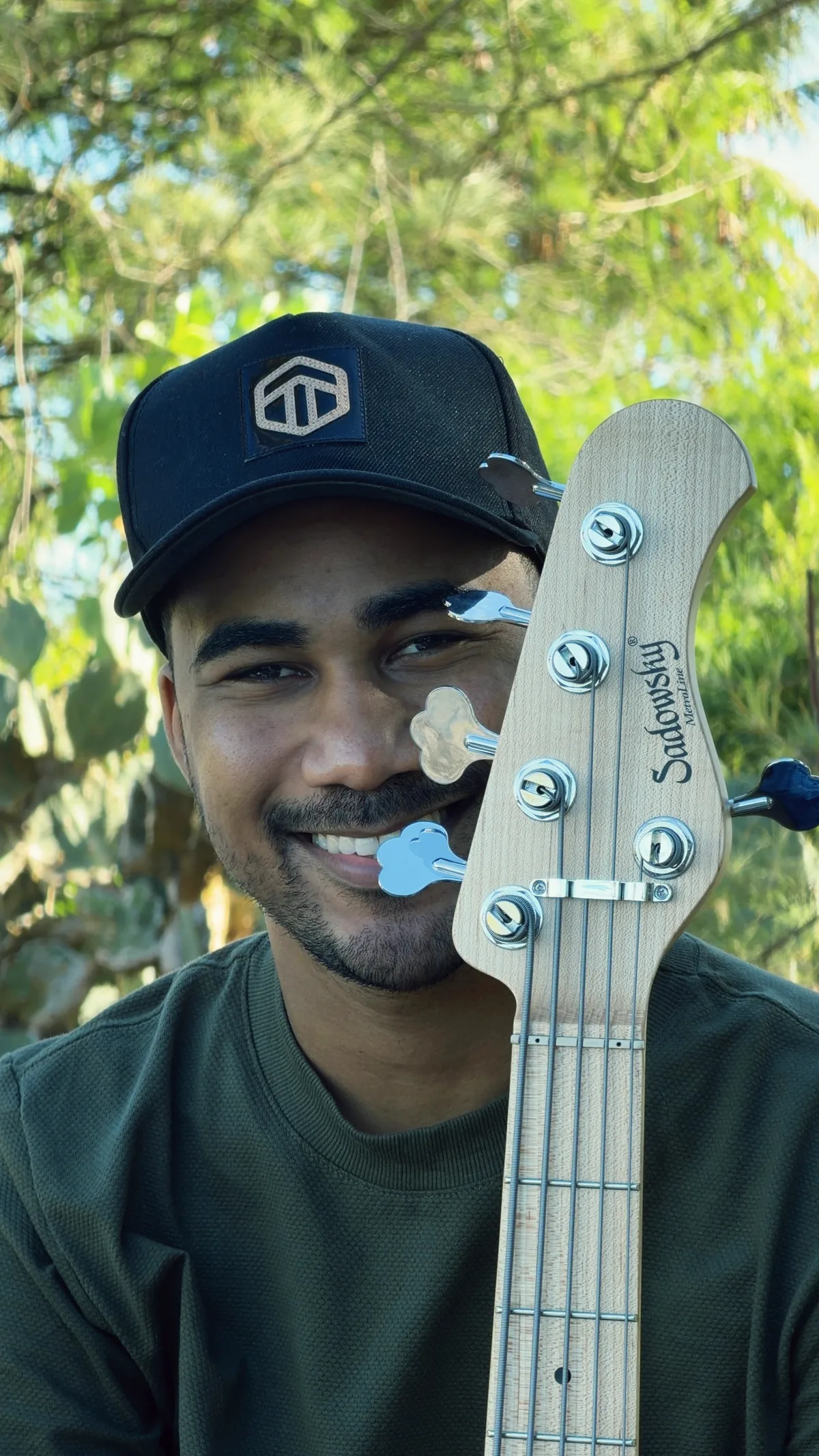 Silas Marinho com o contrabaixo