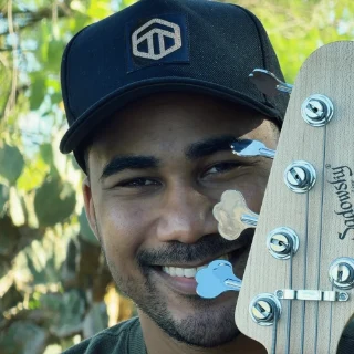 Silas Marinho com o contrabaixo